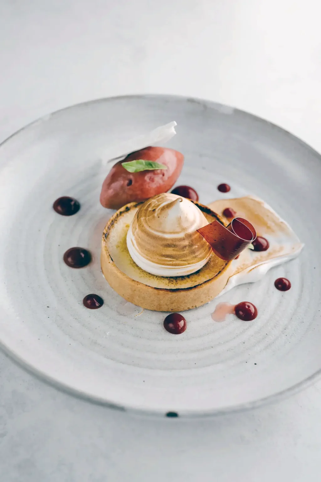food-&-drink-desserts lemon & strawberry tart close summer