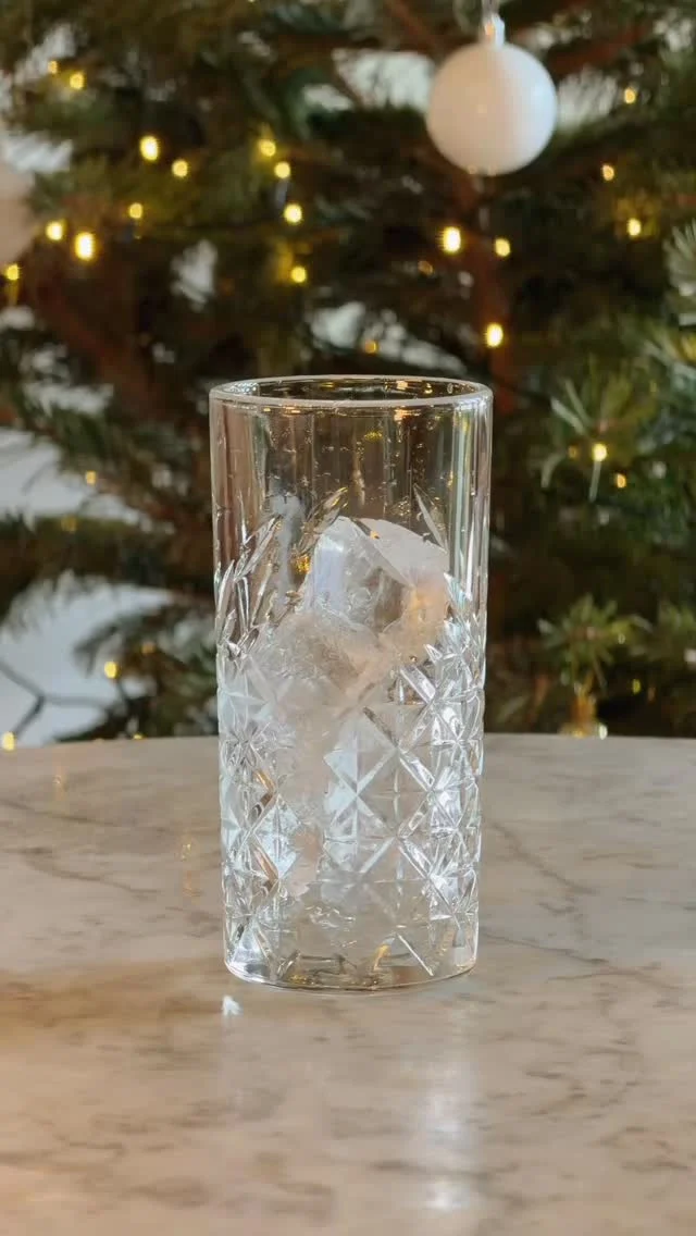 Turn the sound on 🔊
Ice. Pour. Stir. Fizz.

Beefeater Gin, Cointreau and tart cranberry, topped with sparkling lemonade for a crisp, celebratory finish 🍊🌿
Every sip sounds as good as it tastes.

#ginfizz #asmr #cocktails #christmascocktails